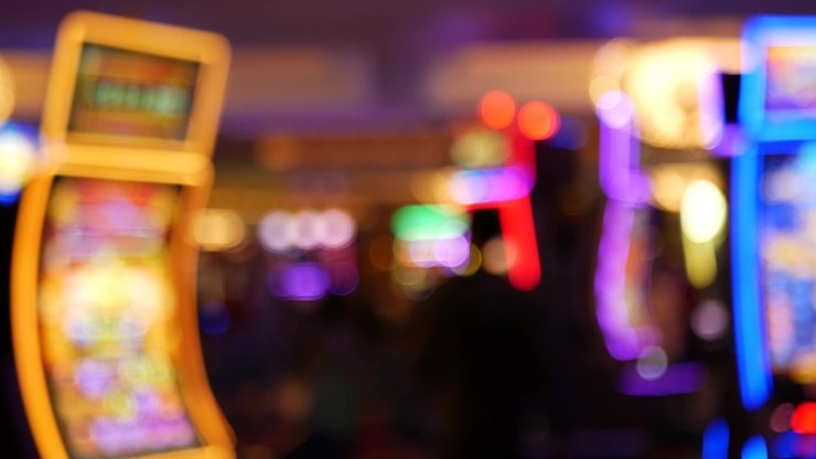 Pengguna memeriksa penarikan lewat mobile
